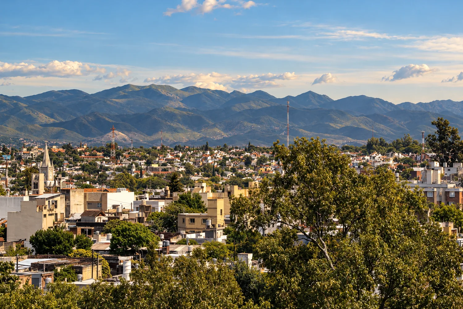 Vista de la ciudad de Córdoba con las sierras de fondo