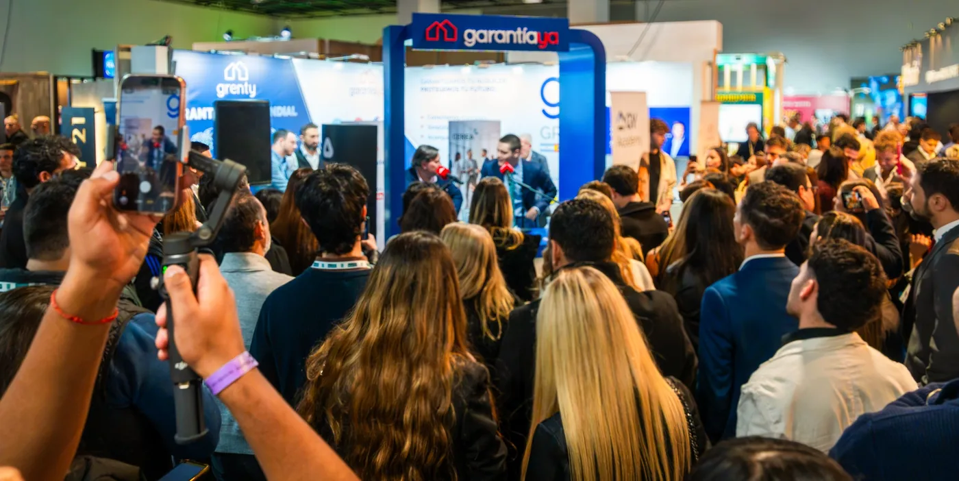 Equipo de GarantíaYa en su stand durante un evento del sector inmobiliario